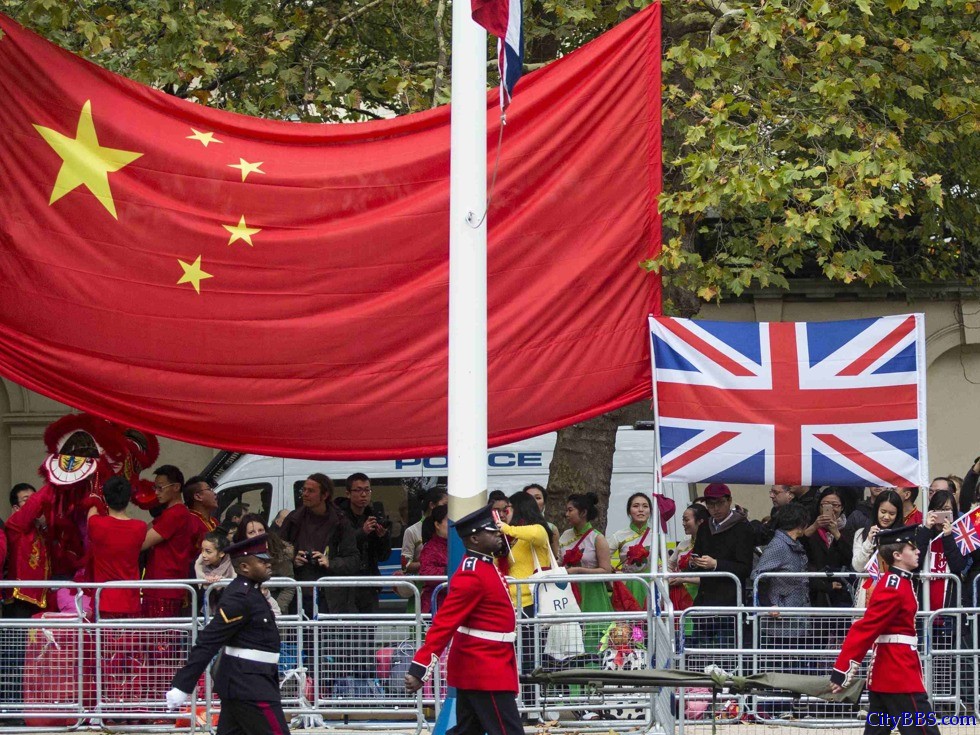 中国国旗在英国飘扬 给无助的英国带来希望