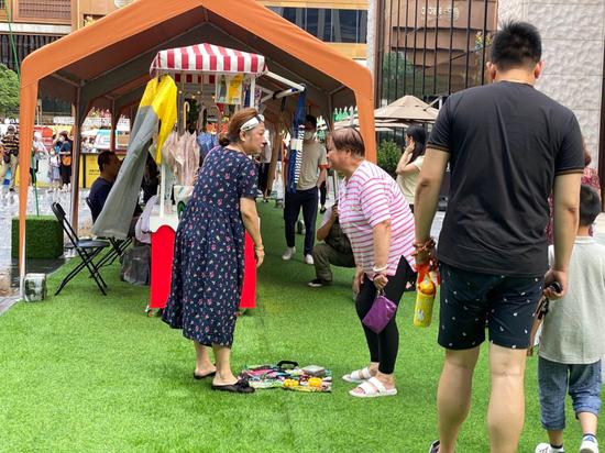 上海未开放个人摆摊 城管：怕一夜回到解放前