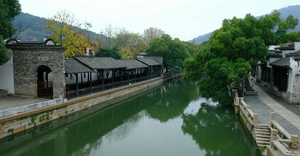 充山隐秀以树木花草，自然野景取胜