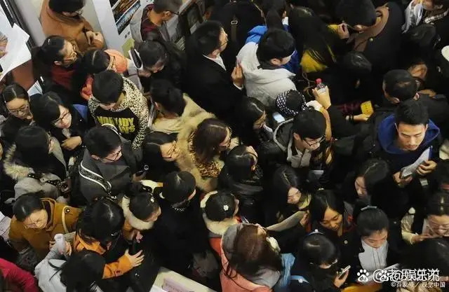 中秋国庆假期人山人海：外滩放眼望去人人人