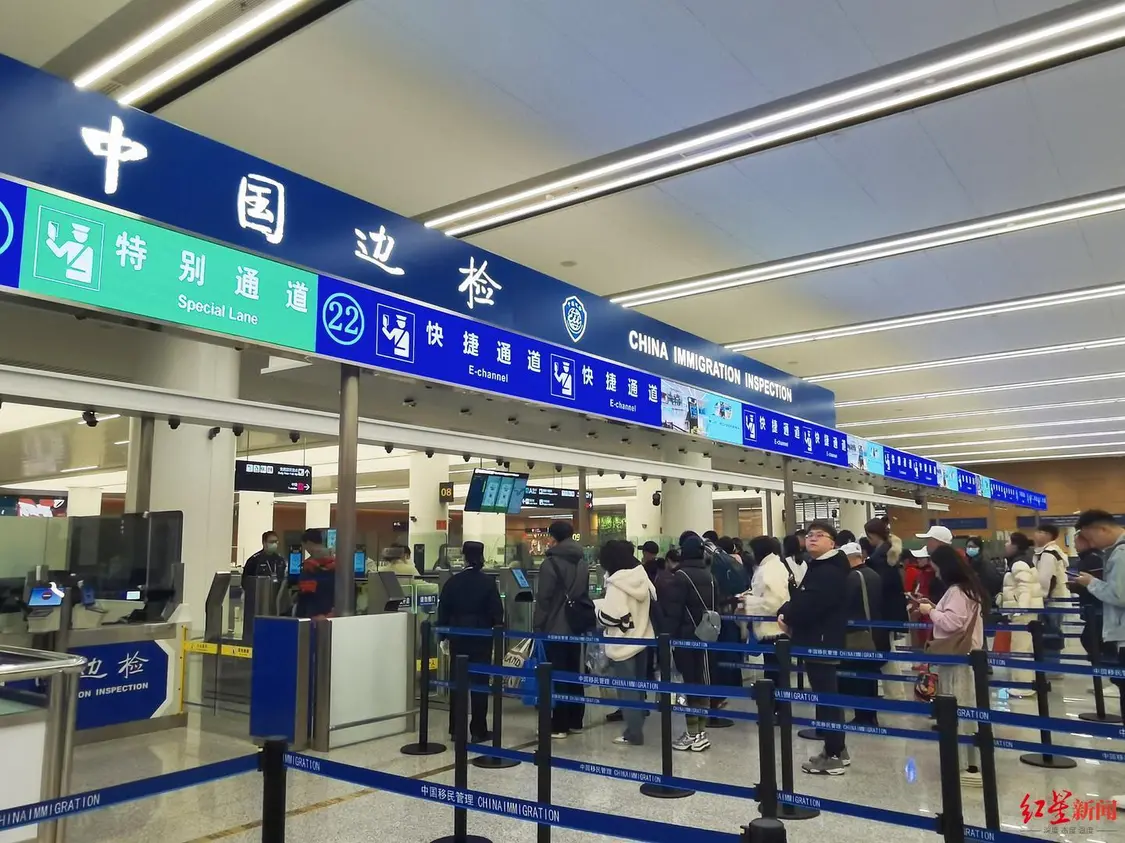 成都边检民警为入境旅客办理通关手续