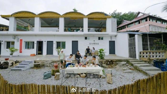 大家在青年养老院庭院中喝茶、聊天