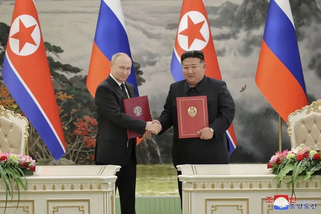 普京和金正恩在签署《俄朝全面战略伙伴关系条约》后握手