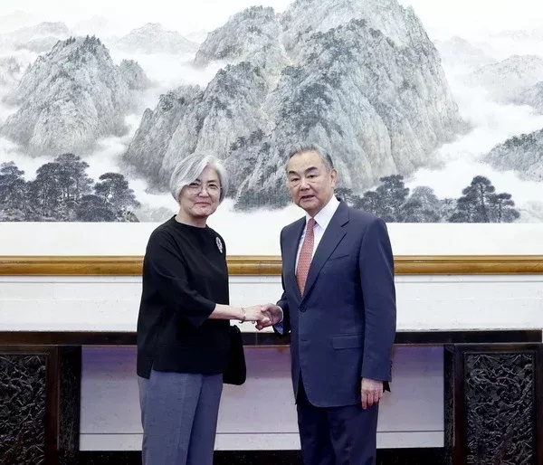 外交部长王毅在京会见美国亚洲协会会长康京和
