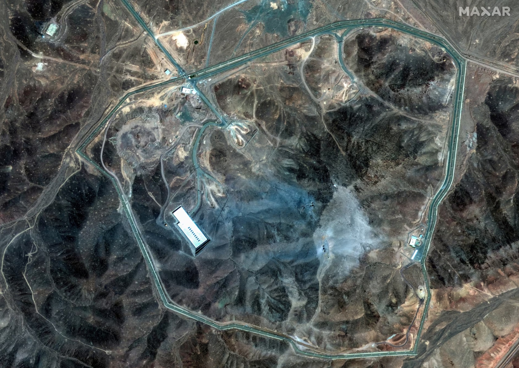 美国袭击伊朗库姆附近的地下核设施后，卫星视图显示了福尔多地下综合体的概览 ...