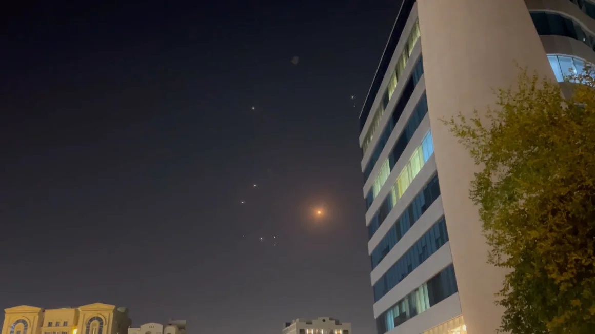 伊朗于 6 月 23 日在卡塔尔多哈的 Al Udeid 空军基地对美军发动袭击后，导弹和防空拦截器照亮了多哈的夜空 ...