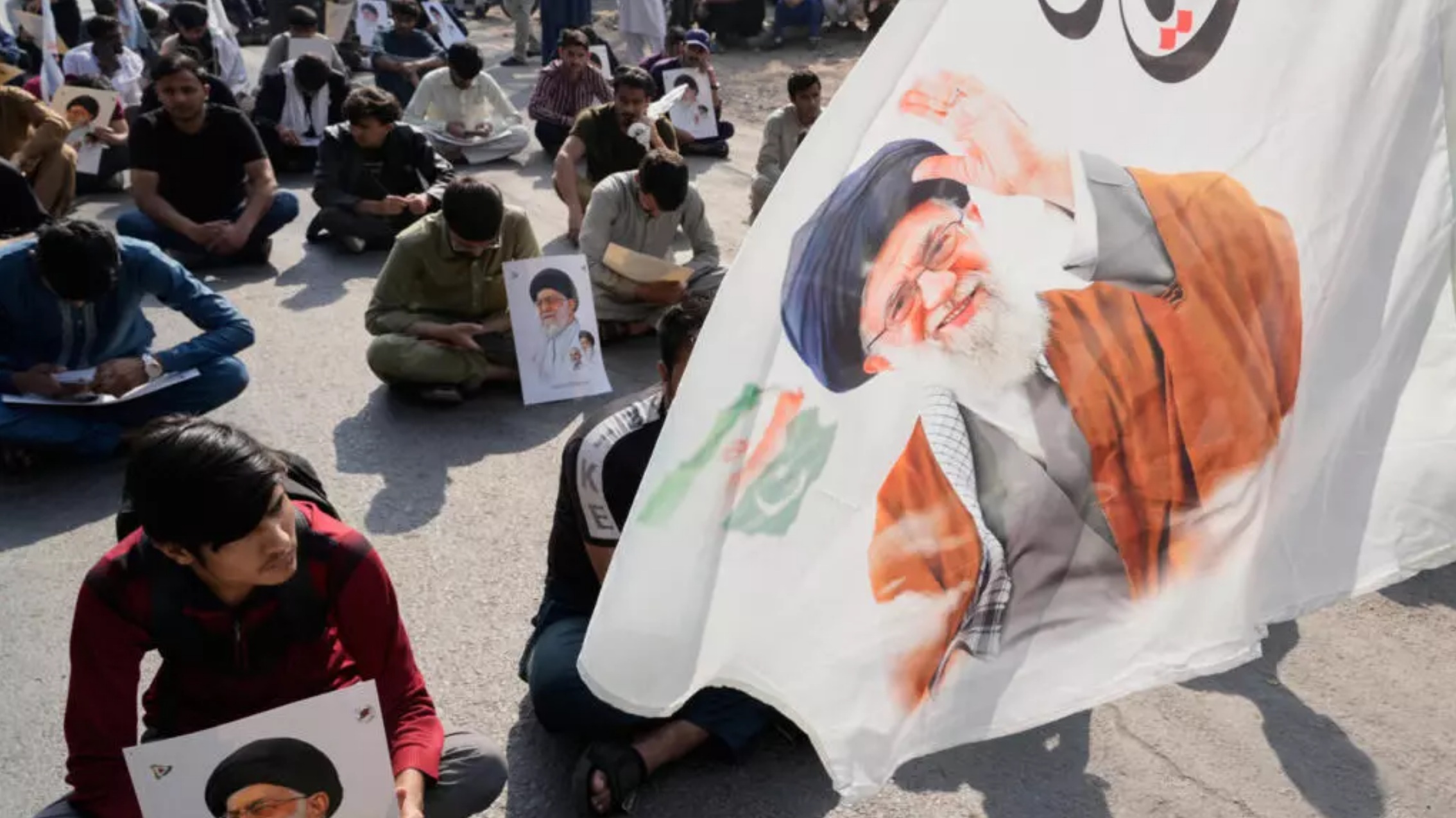 巴基斯坦什叶派穆斯林坐在路边举行示威活动