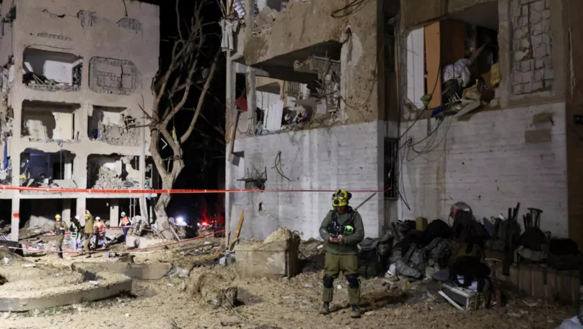 2026 年 3 月 22 日，伊朗导弹袭击了以色列南部城市阿拉德的住宅楼，急救人员和以色列士兵在现场工作 ...