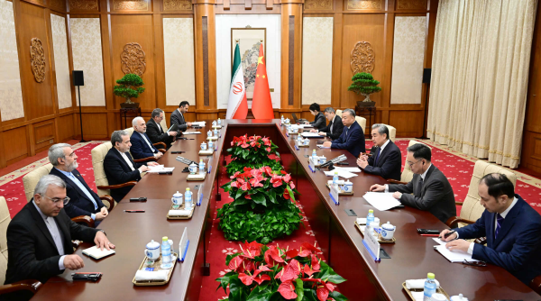 中国外长王毅在北京同伊朗外长阿拉格齐会谈