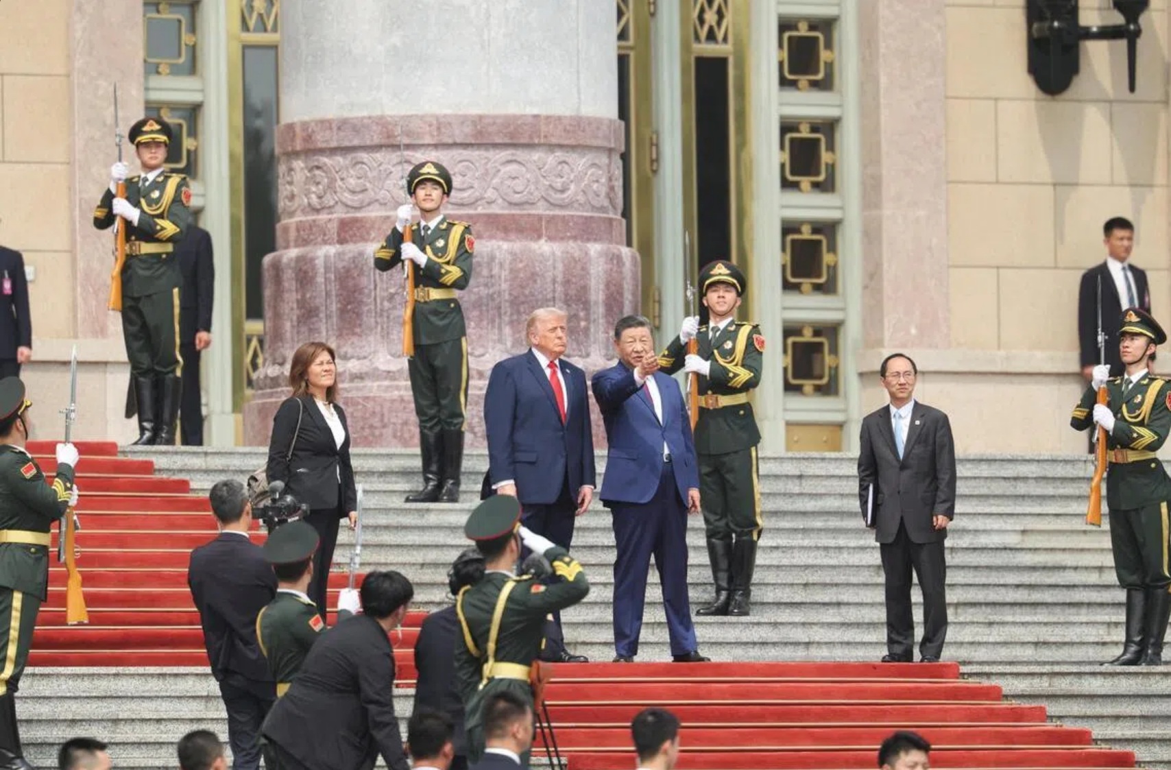 中国国家主席习近平星期四（5月14日）在欢迎仪式后，站在人民大会堂东门台阶上，向美国总统特朗普介绍周遭 ...